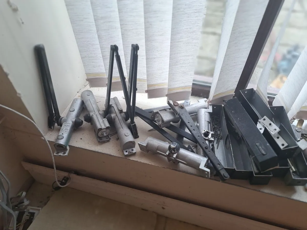 Door closers - Image 1