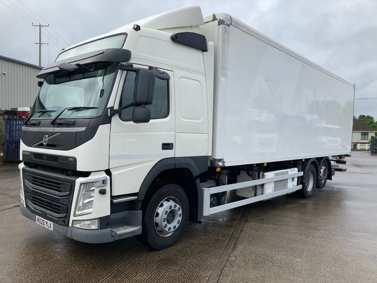 2020 Volvo FM 330 6x2 28ft fridge - Image 2