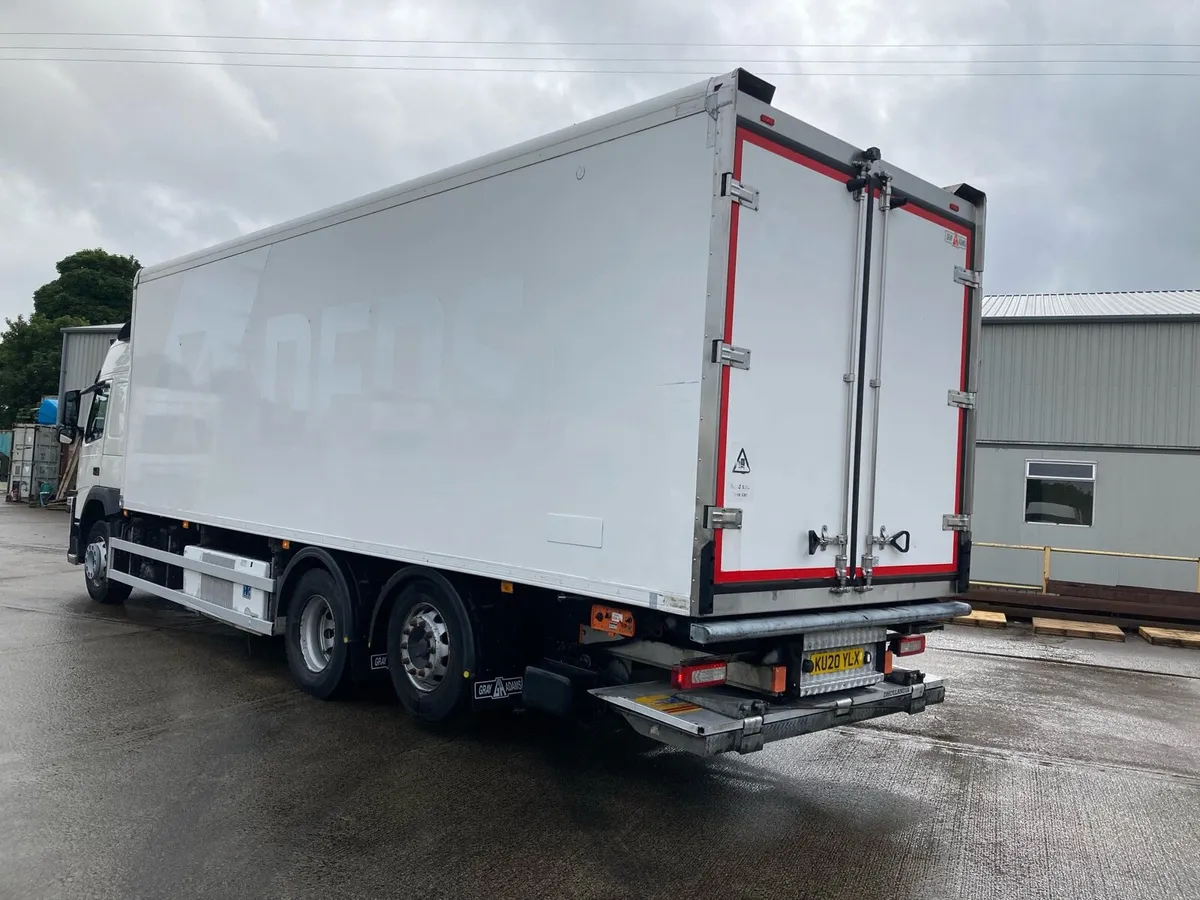 2020 Volvo FM 330 6x2 28ft fridge - Image 3