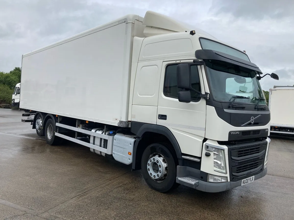 2020 Volvo FM 330 6x2 28ft fridge - Image 1