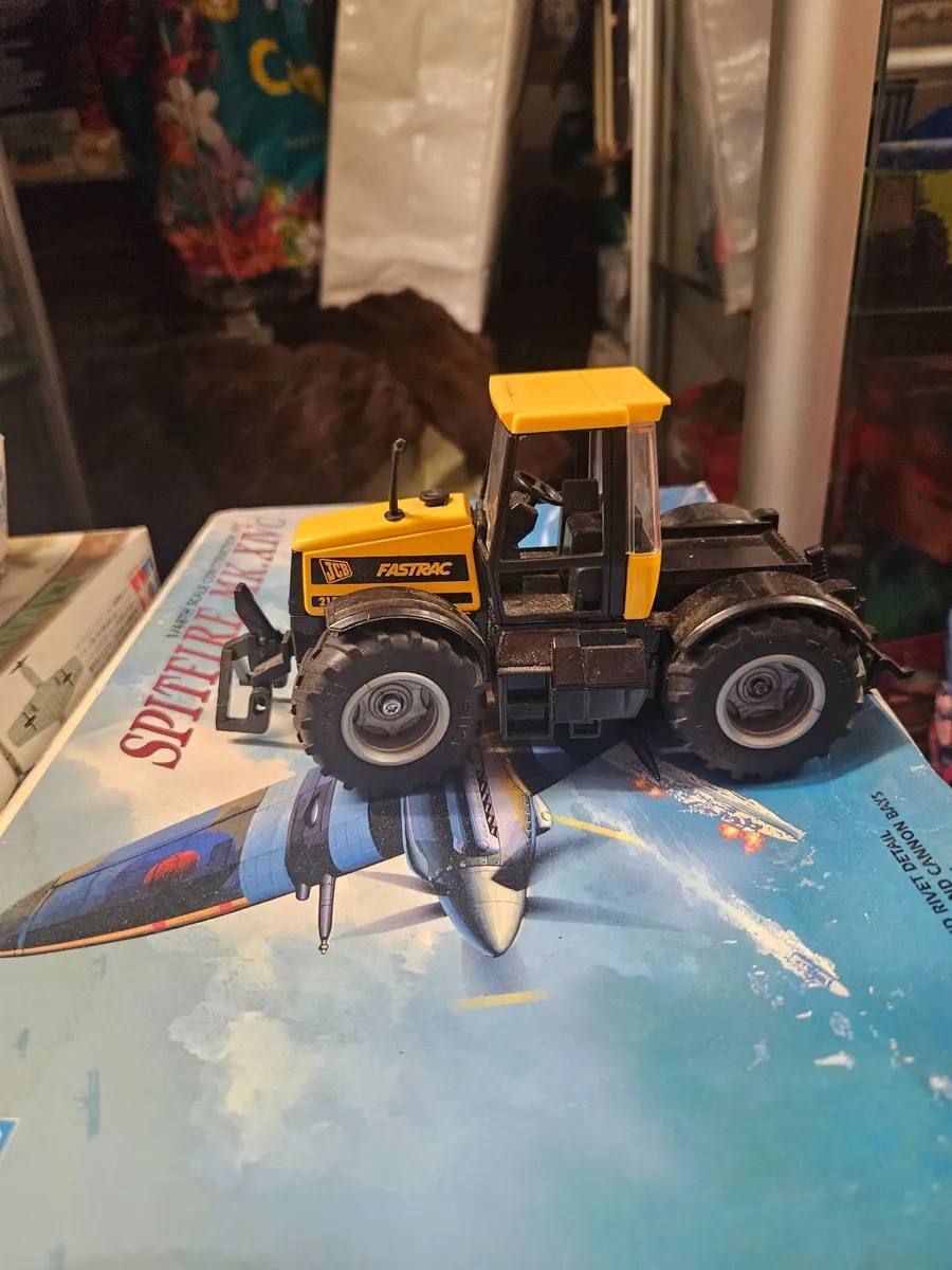 Britain's Siku JCB Fastrac - Image 2