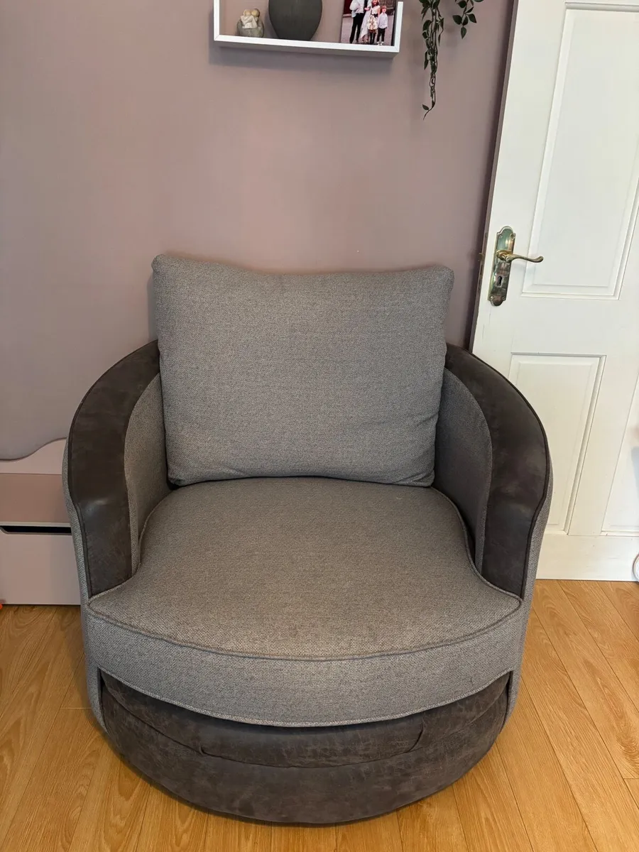swivel chair - Image 1