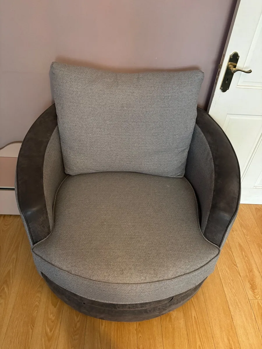 swivel chair - Image 4