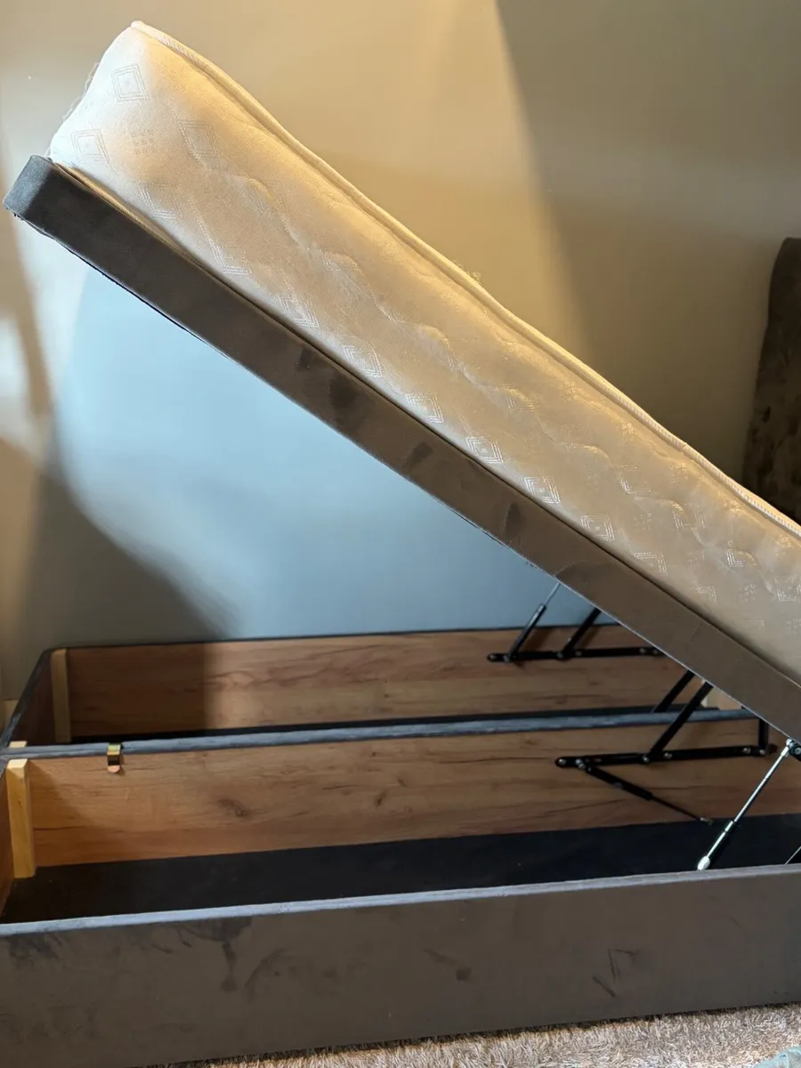 Small double Ottoman Bed - Image 1