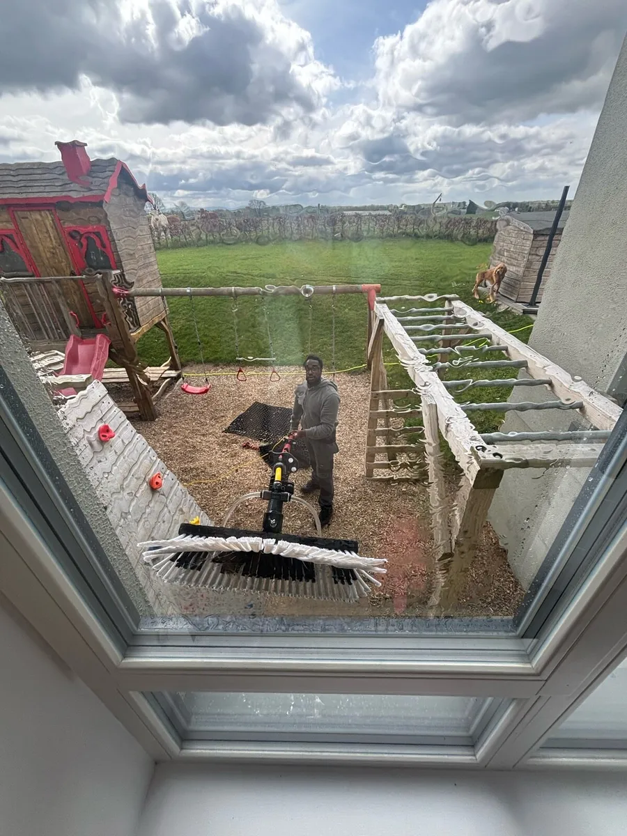 Professional Window Cleaning/Powerwashing Services - Image 1