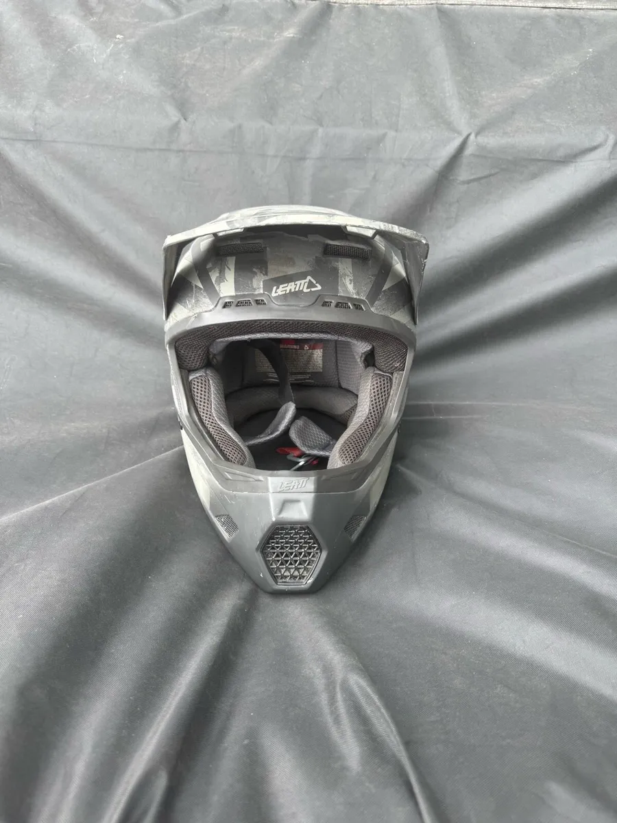 Leatt DBX 3.0 DH Full Face Helmet - Image 1