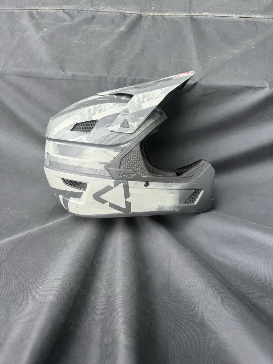 Leatt DBX 3.0 DH Full Face Helmet - Image 2