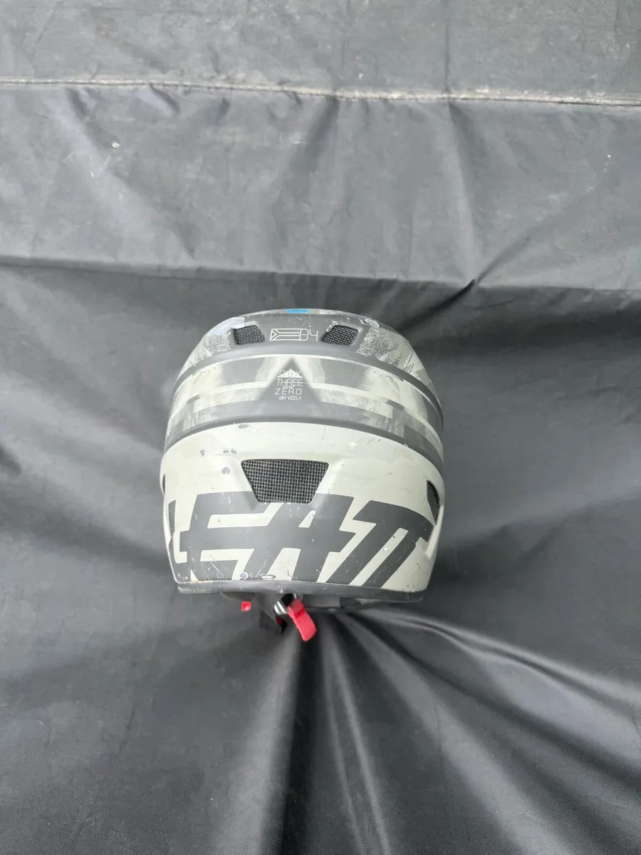 Leatt DBX 3.0 DH Full Face Helmet - Image 3
