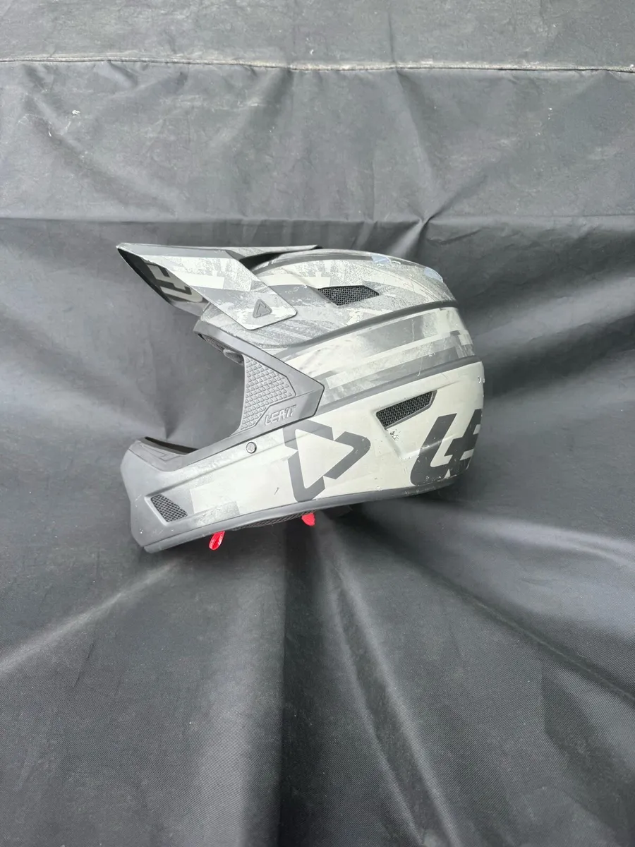 Leatt DBX 3.0 DH Full Face Helmet - Image 4