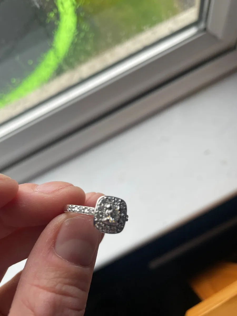 18Ct White Gold Cushion Cluster Diamond - Image 3