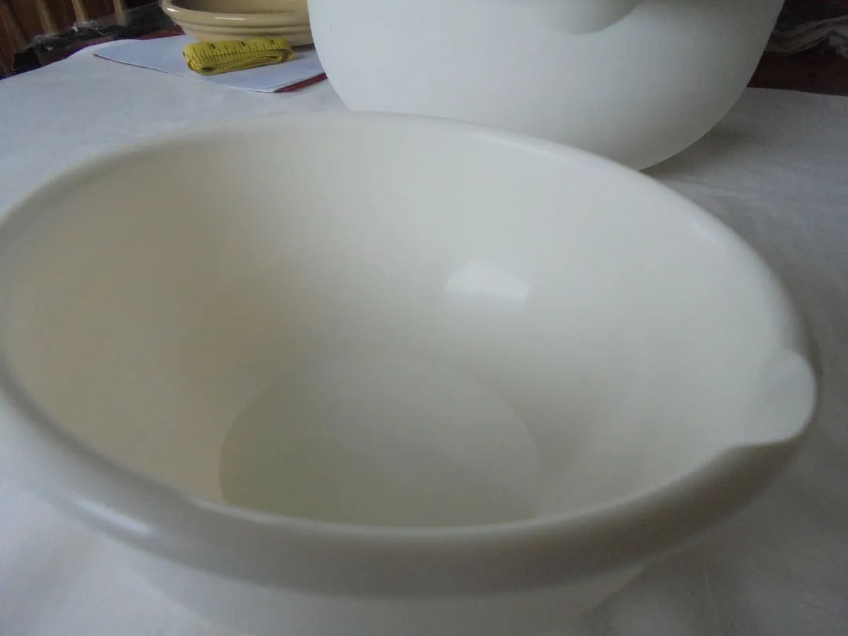 White Plastic Bowls x 4 for Sale - Image 2