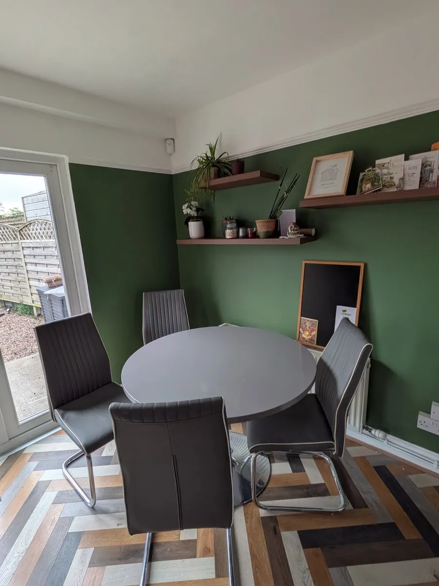 Table and chairs - Image 1