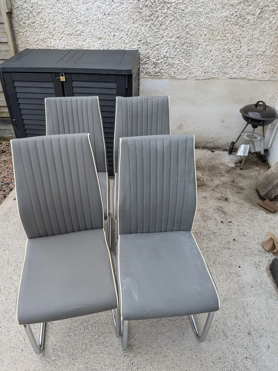 Table and chairs - Image 4