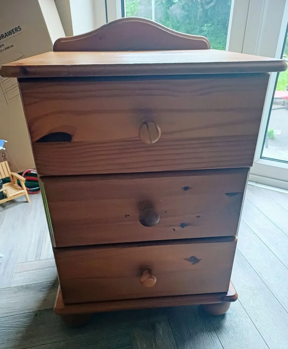 Pine bedroom chest of drawers - Image 2
