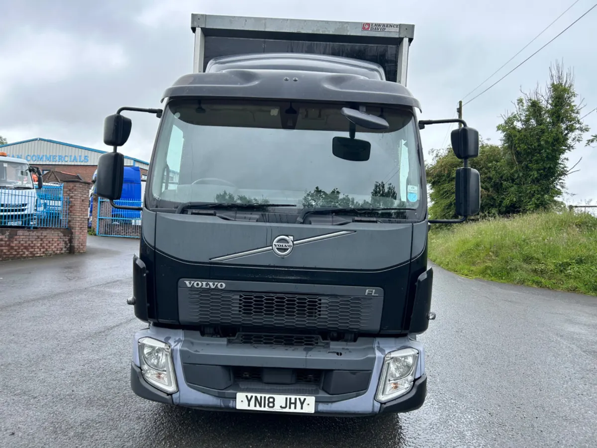 2018 Volvo fl240 16 ton on air Curtainsider lift - Image 2