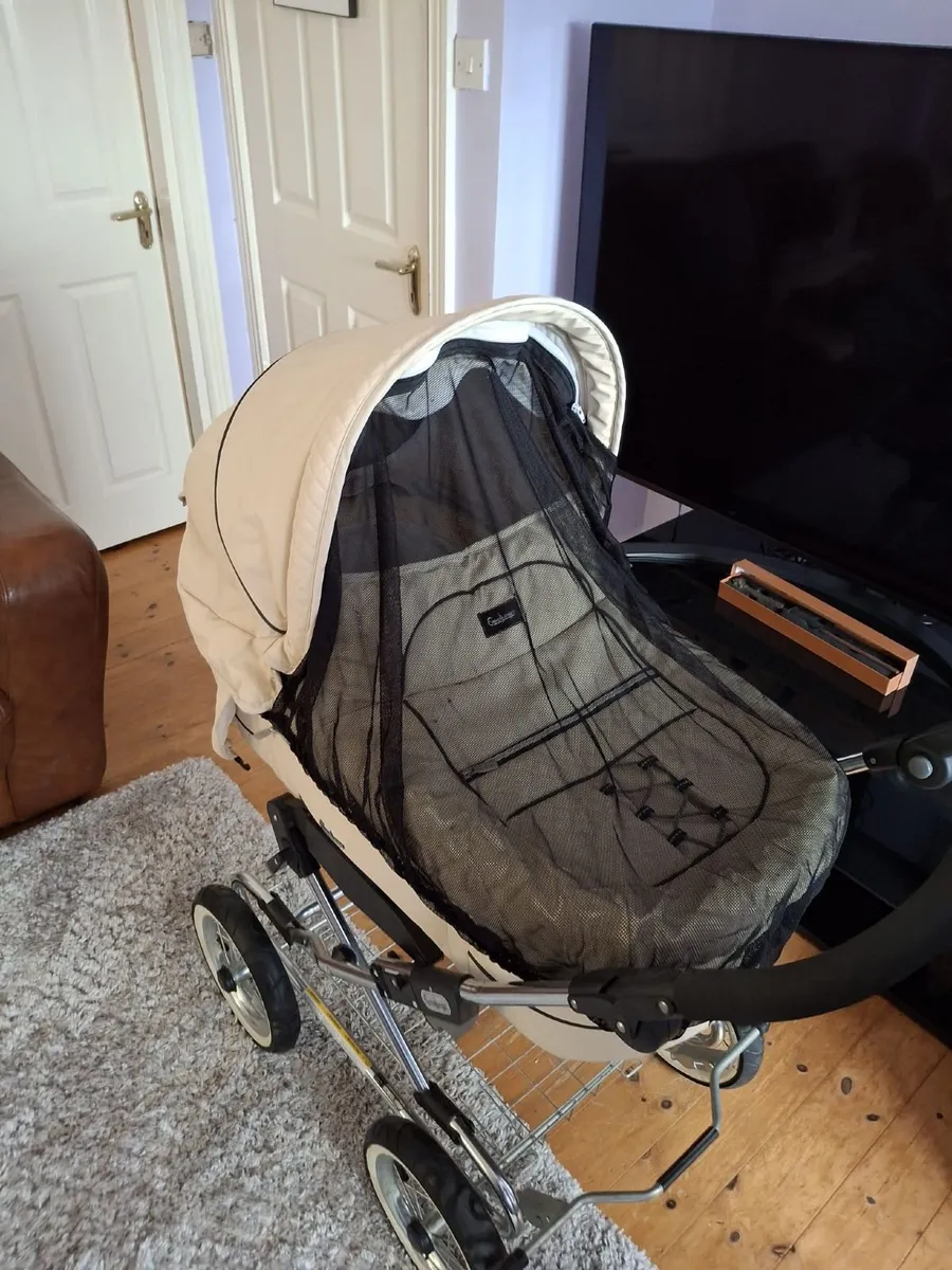 Luxury Scandinavian Emmaljunga Travel System - Image 1