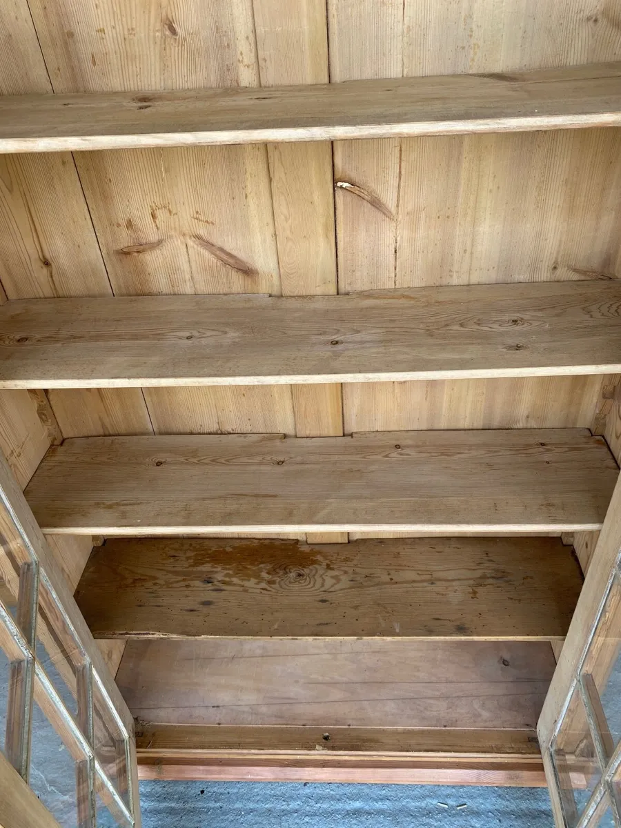 Antique pine glazed cupboard - Image 3