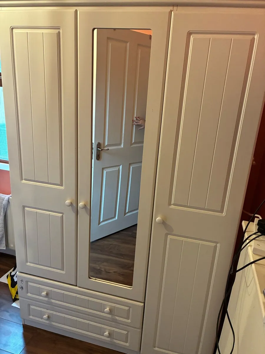 3 Door Wardrobe with 2 drawers and mirror - Image 2