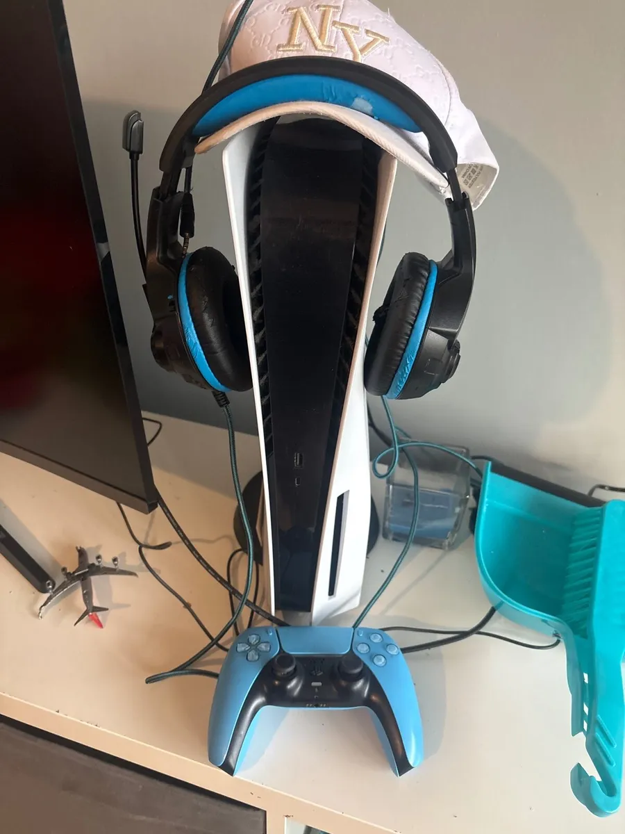 Ps5 Digital Edition plus curved Samsung monitor - Image 1