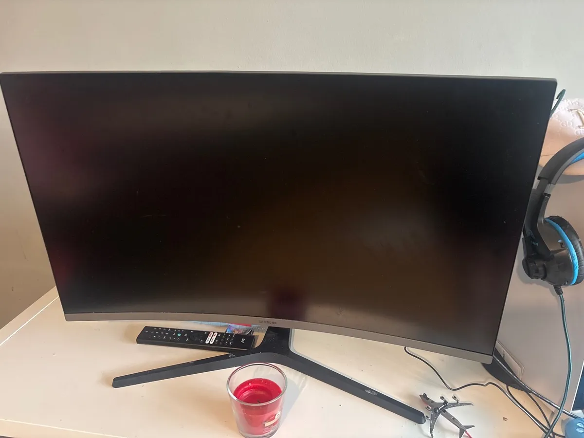 Ps5 Digital Edition plus curved Samsung monitor - Image 3