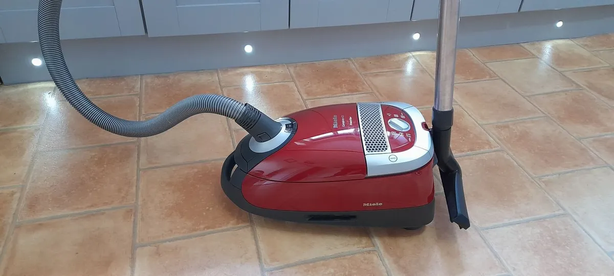 Miele vacuum cleaner - Image 1