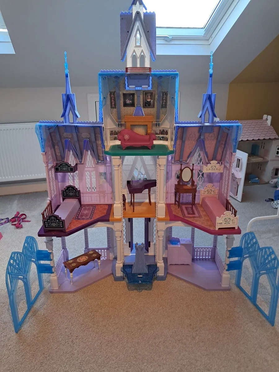 Frozen castle large dollhouse - Image 1
