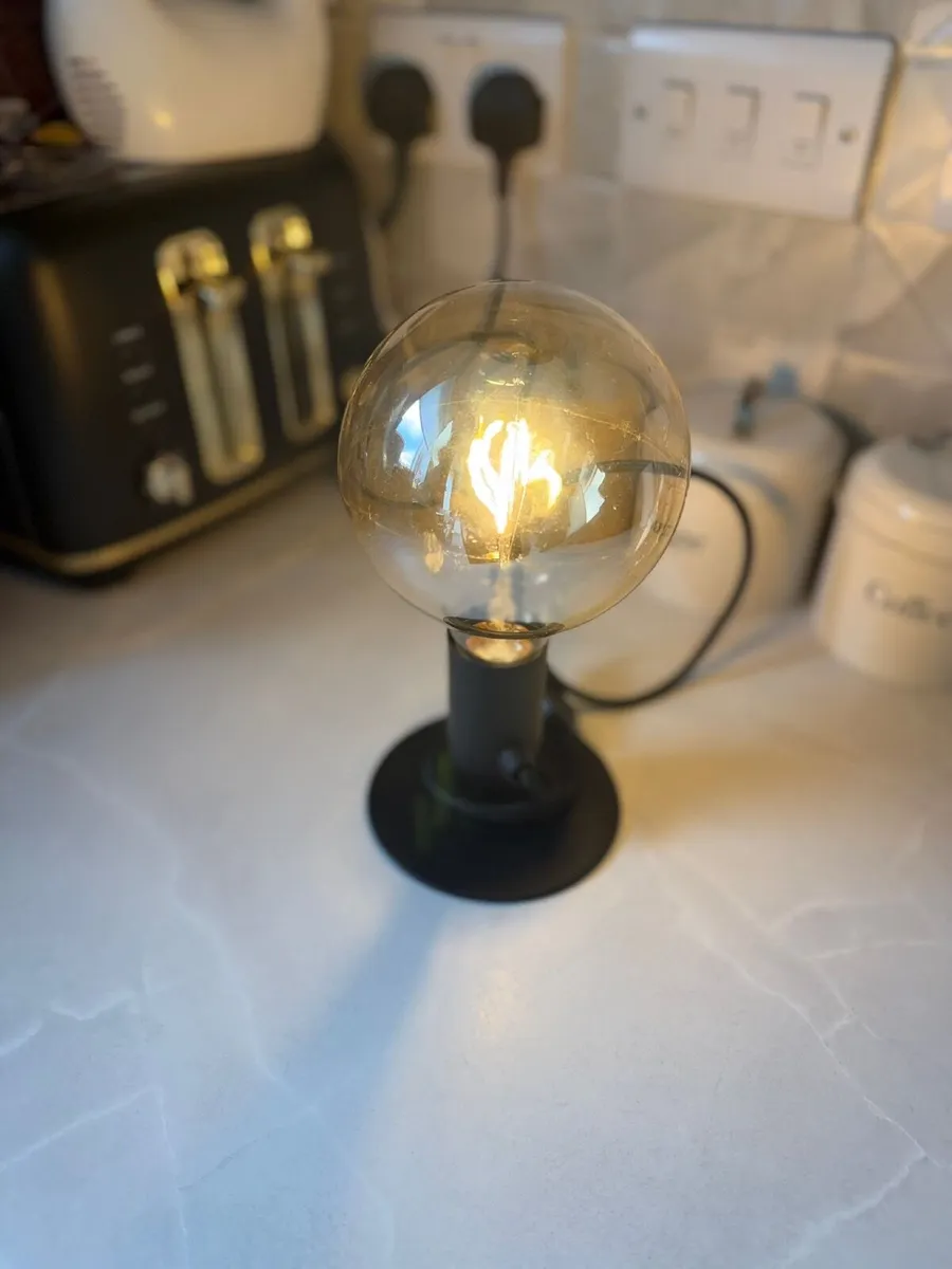 Vintage Table Lamp - Perfect Desk/Bedside Light - Image 2