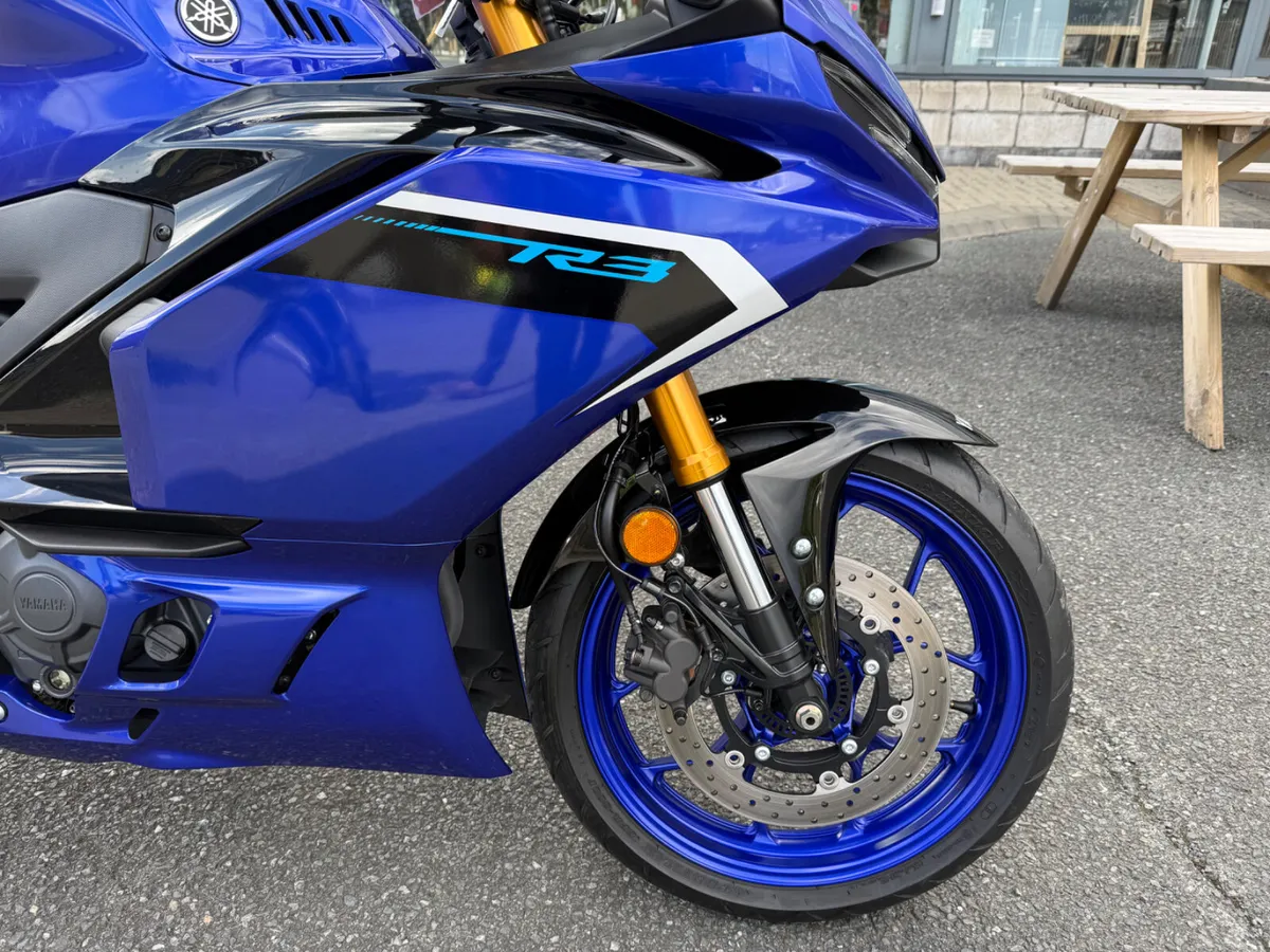 2025 Yamaha YZF-R3 - Image 2