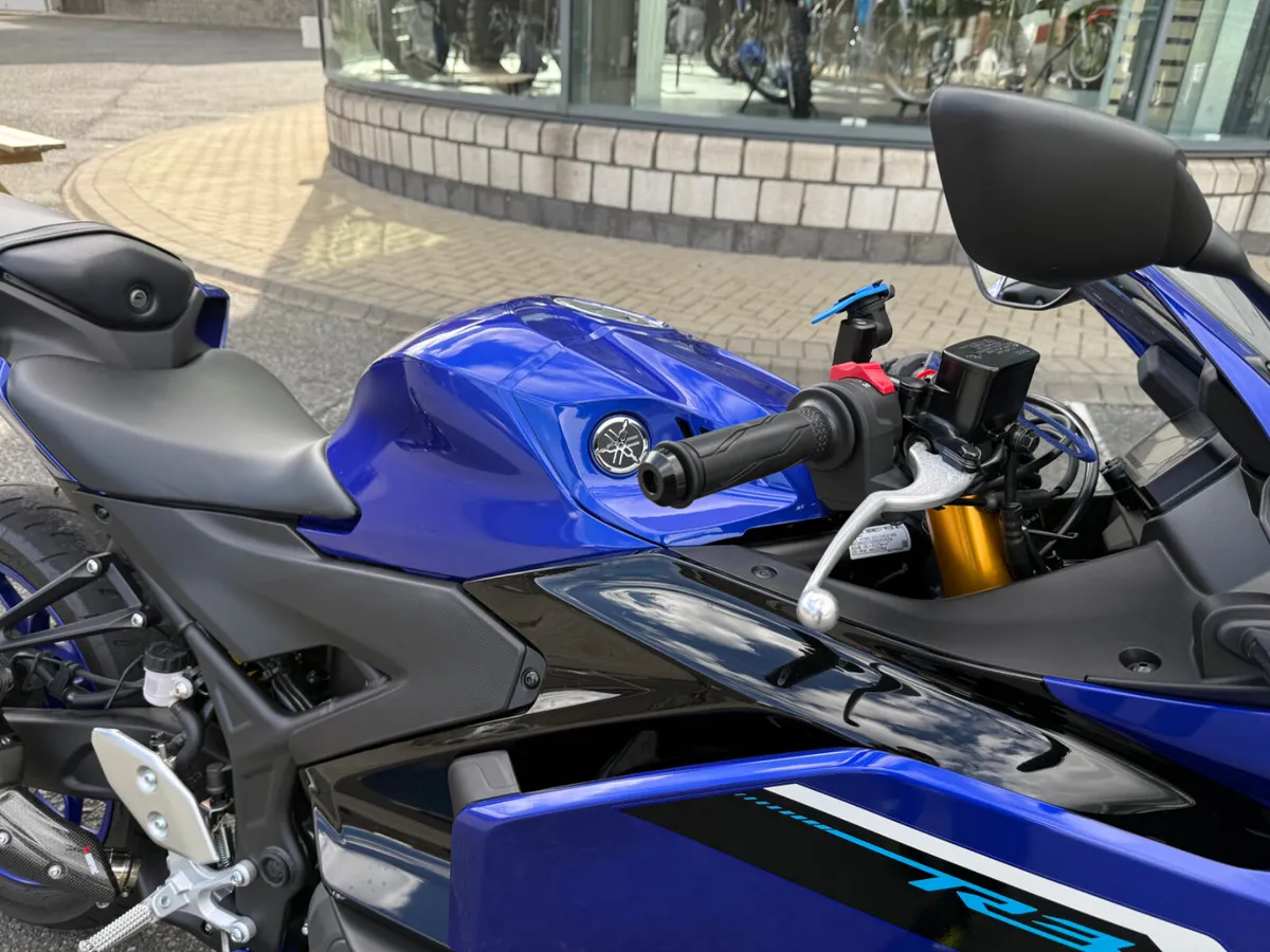 2025 Yamaha YZF-R3 - Image 3