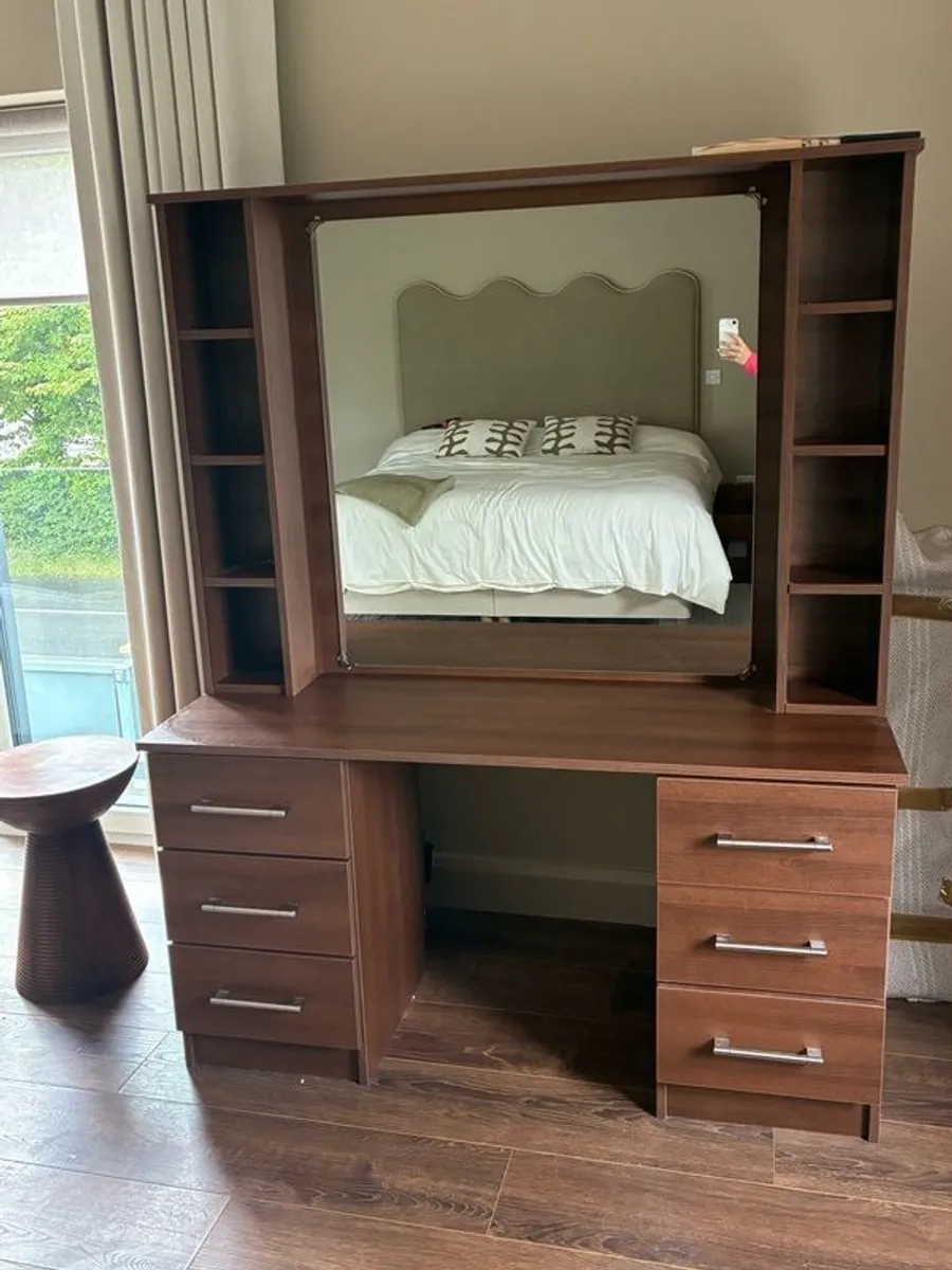 Dressing table - Image 1