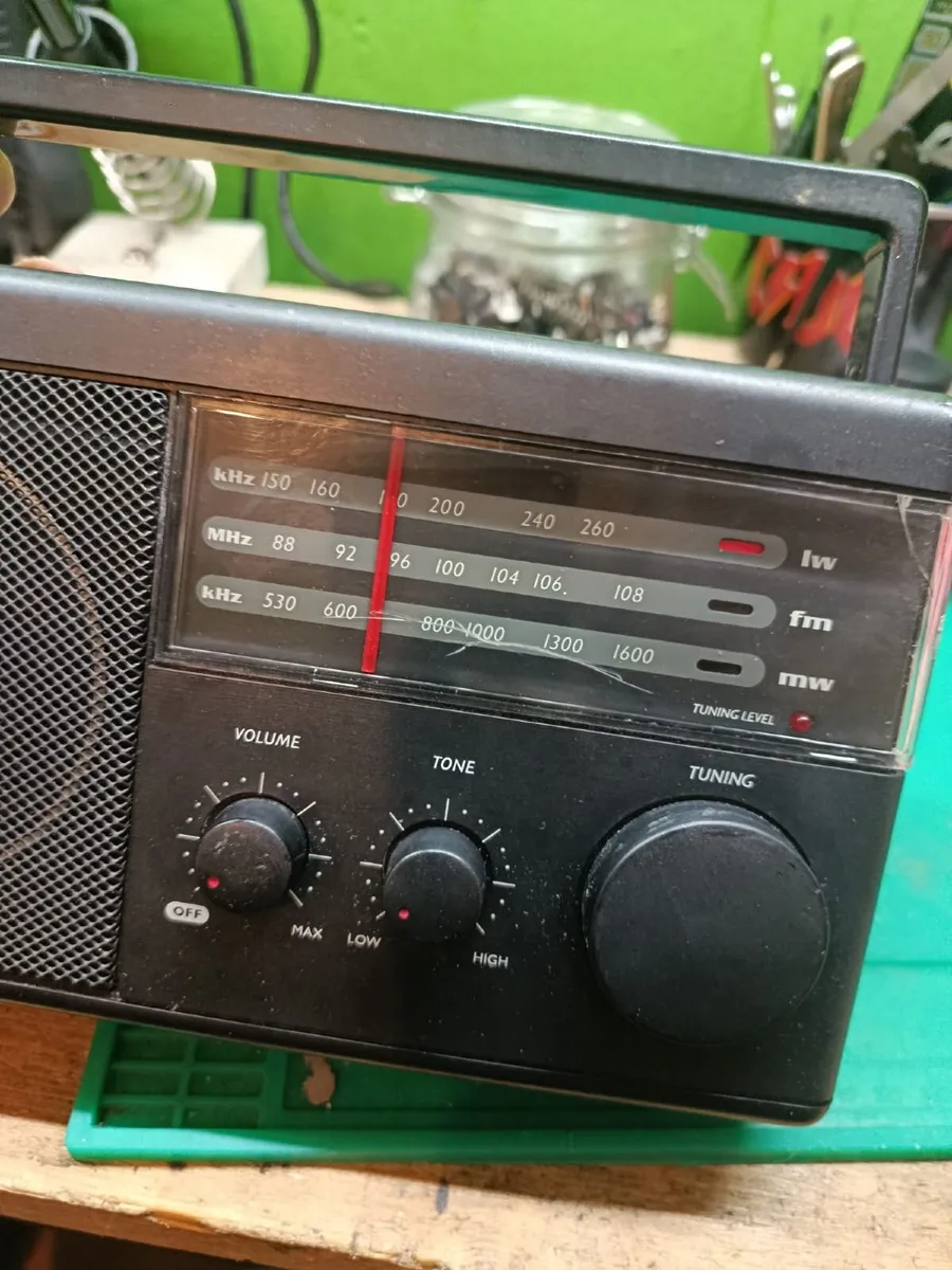 Radio with 3 Bands - Image 3