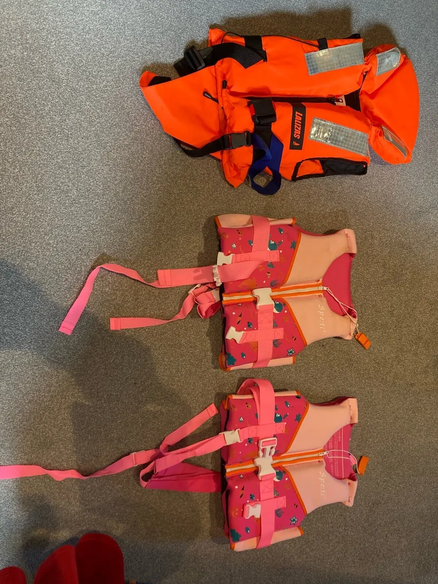 3 kids life jackets - Image 1