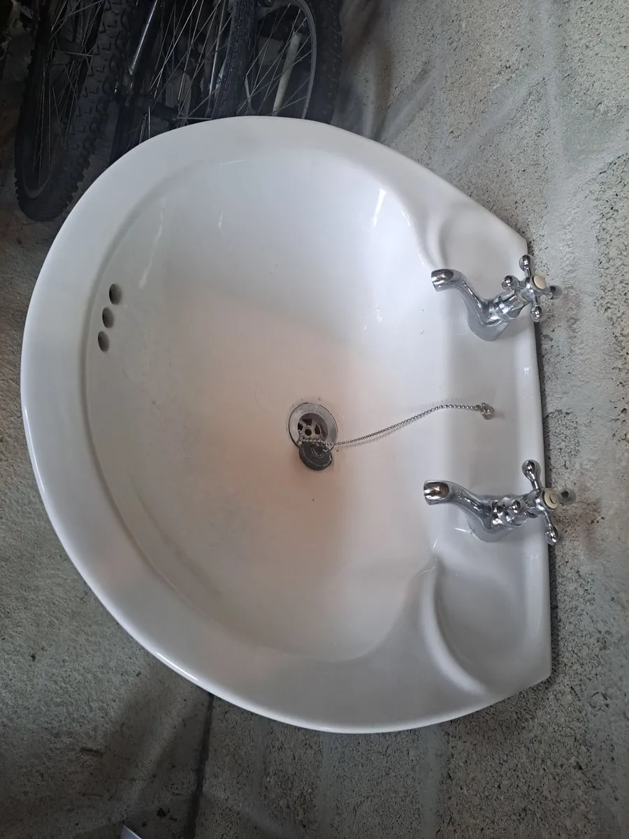 Shower door and handbasin - Image 2