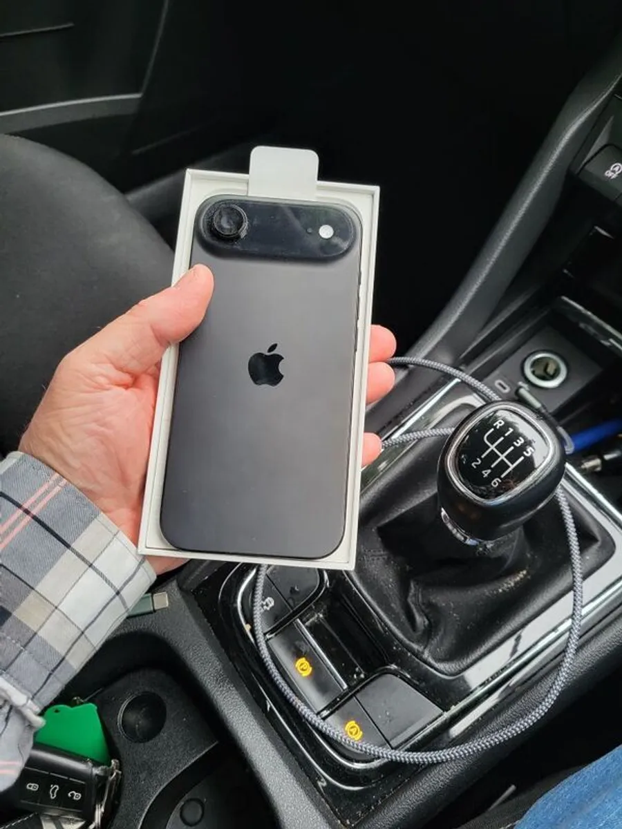 IPhone Air Black 256GB Sim Free couple of weeks old Brand New Open to Swap or Trade Full Apple Warranty - Image 3