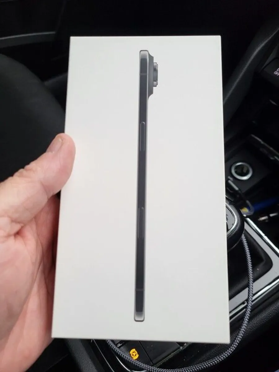 IPhone Air Black 256GB Sim Free couple of weeks old Brand New Open to Swap or Trade Full Apple Warranty - Image 1