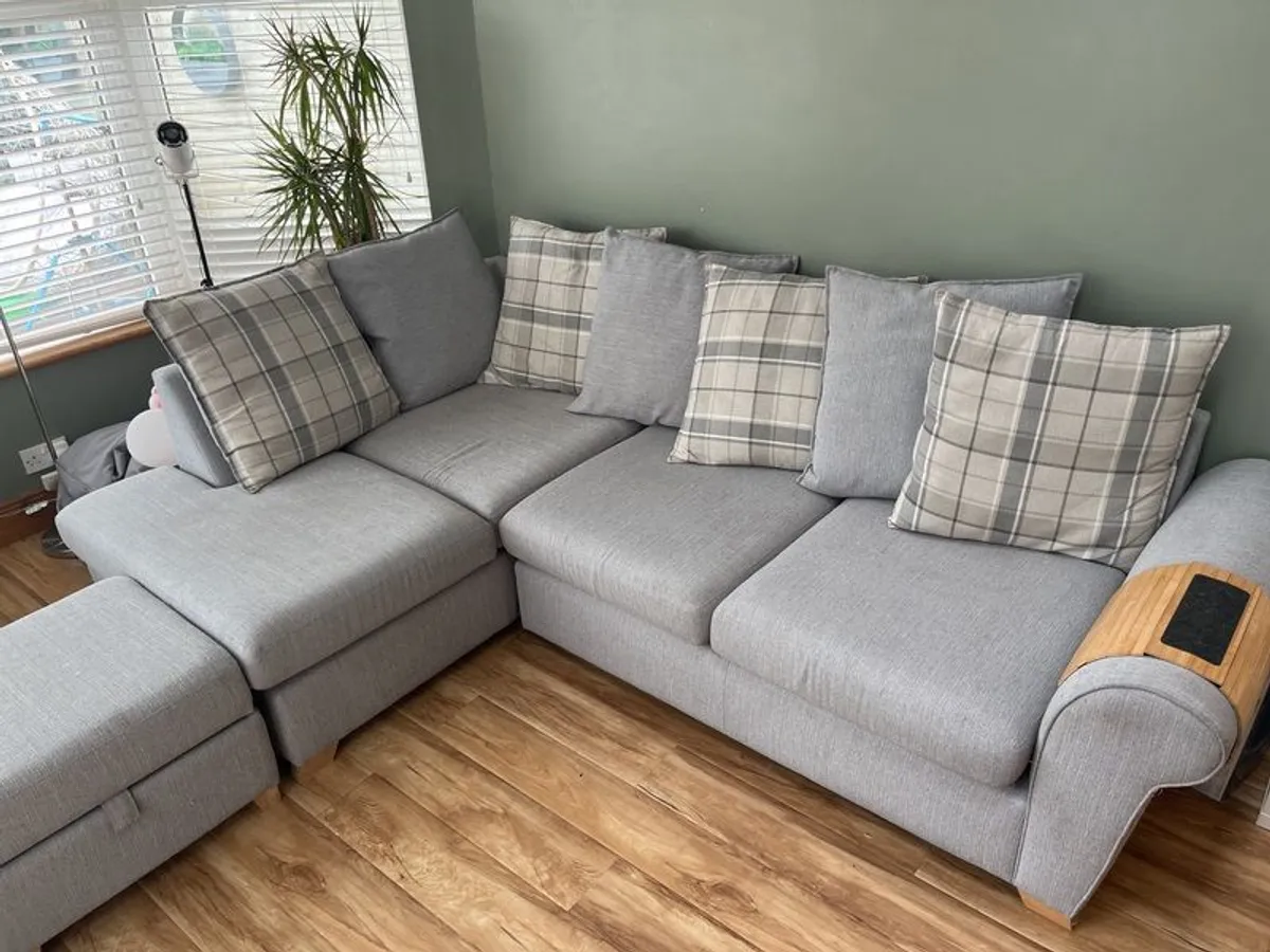 L-shaped corner couch - Image 3