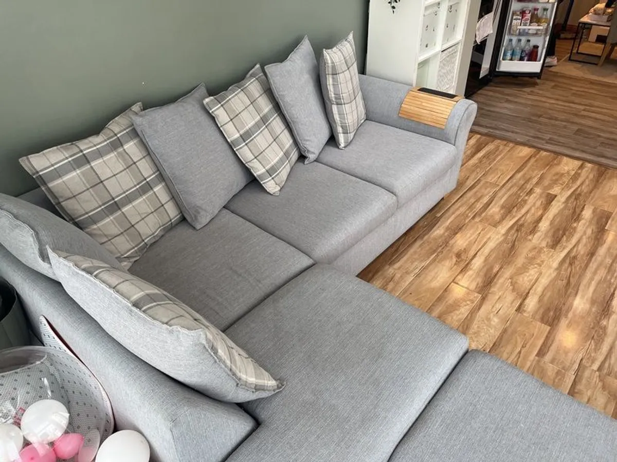 L-shaped corner couch - Image 4
