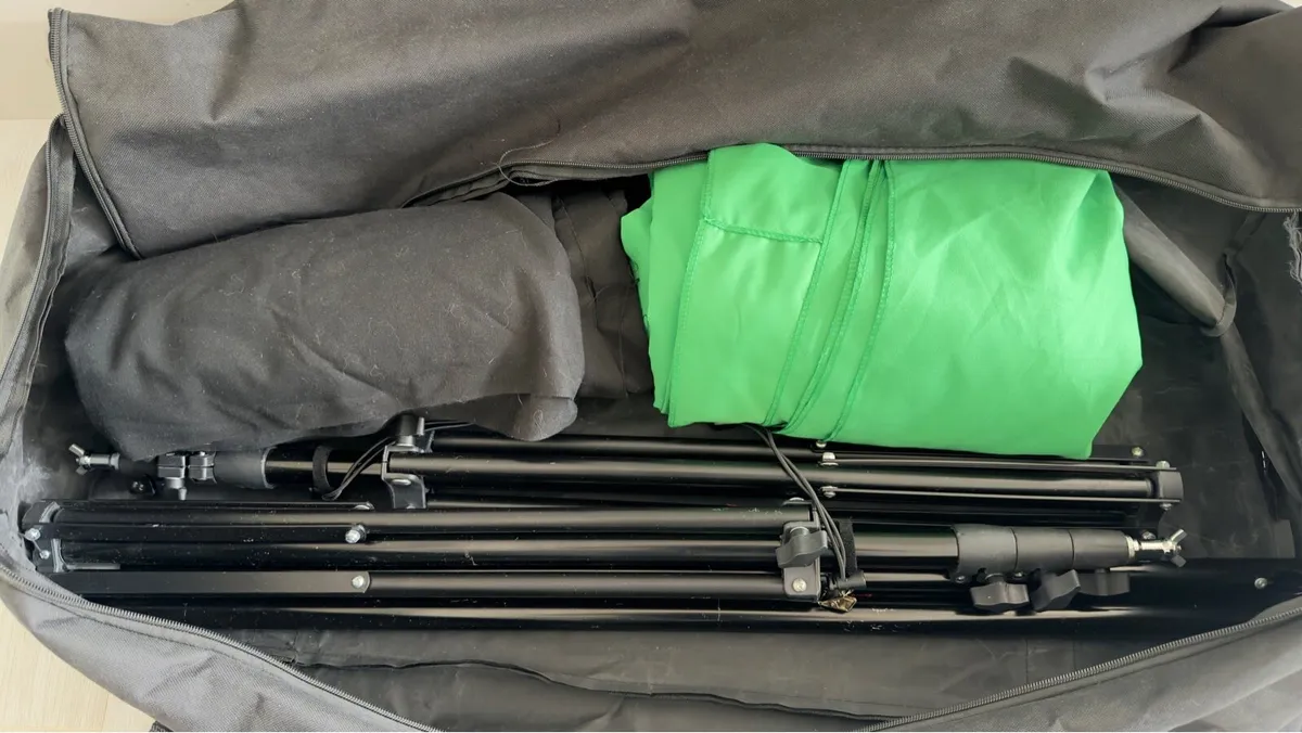 Studio stools, green screen and lights - Image 3