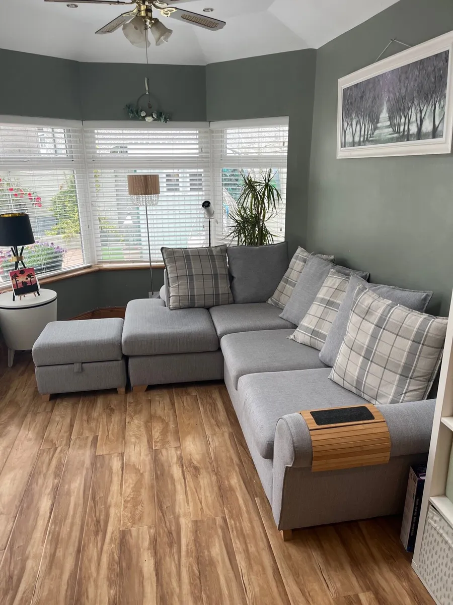 L shaped corner couch - Image 1
