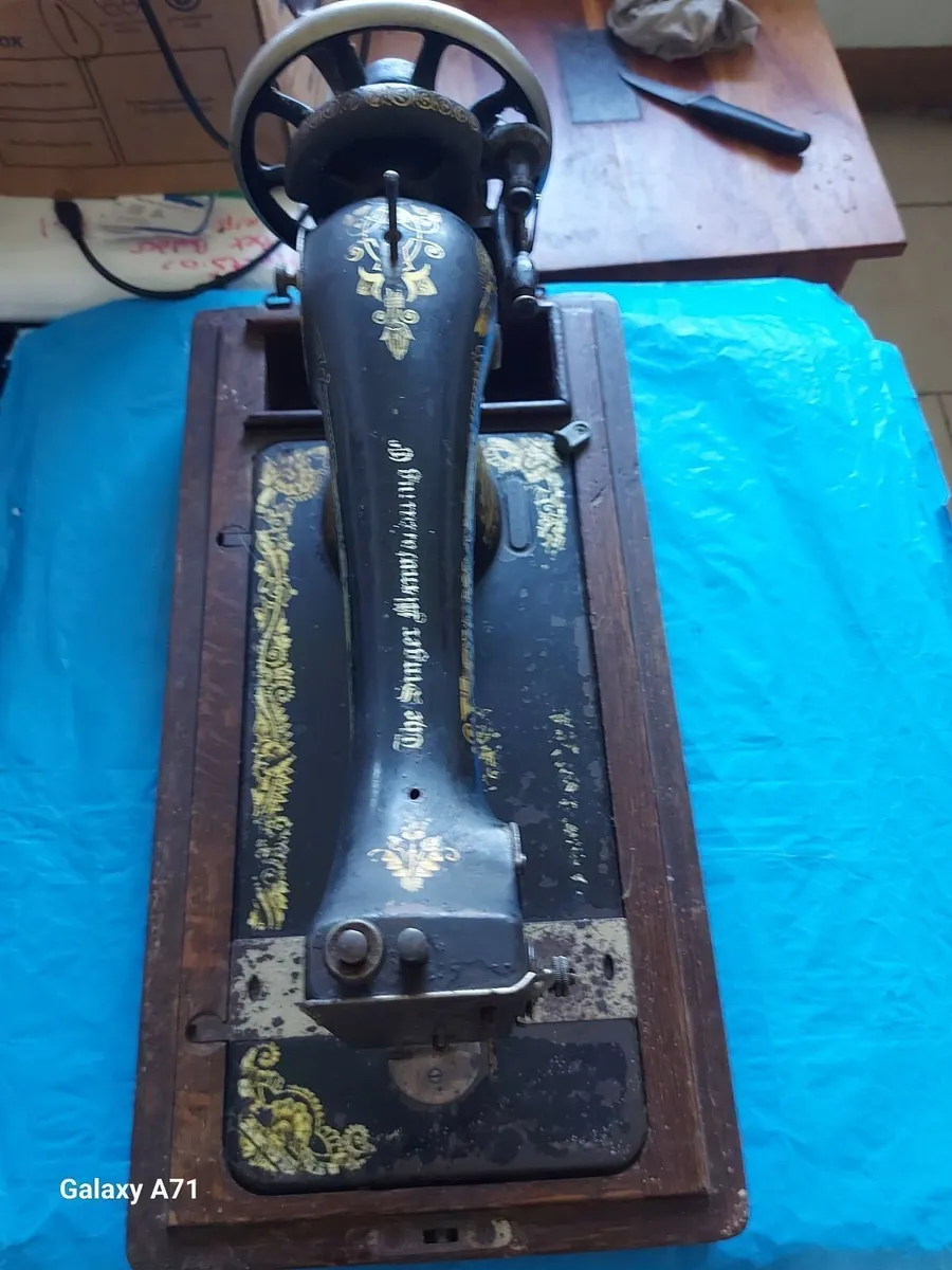 Singer Sewing Machine - Image 2