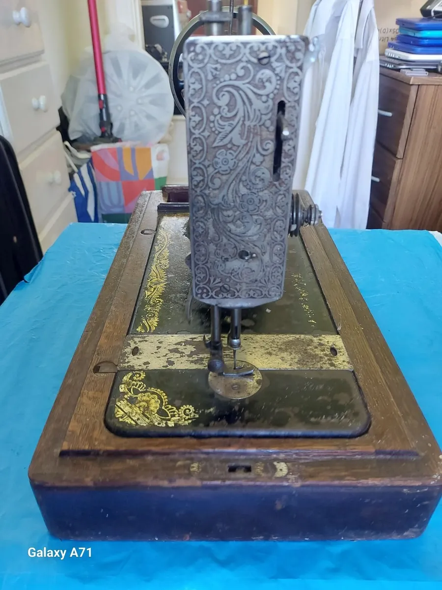 Singer Sewing Machine - Image 4