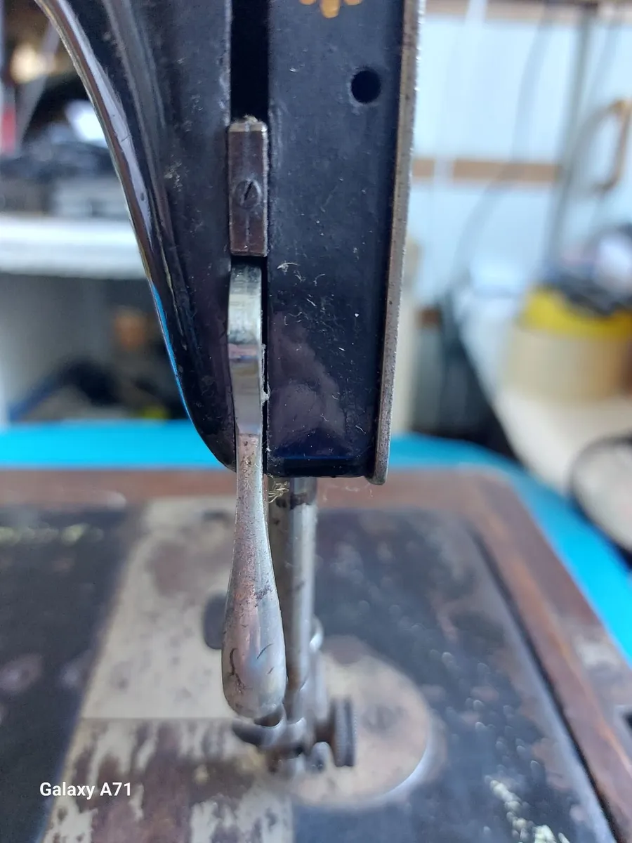 Singer Sewing Machine - Image 3