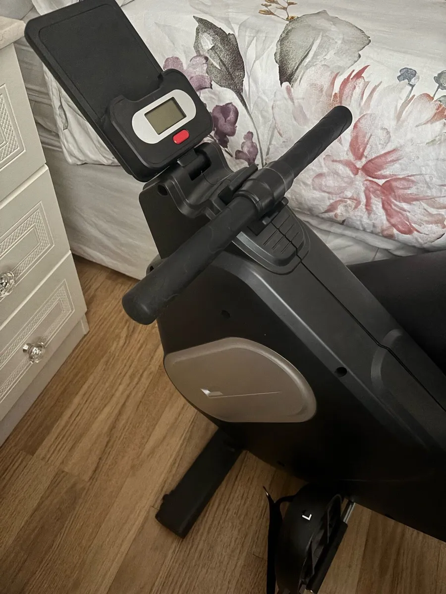 Rowing machine - Image 1