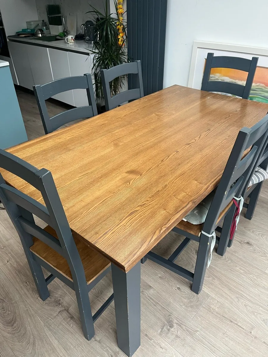 Table and chairs - Image 2