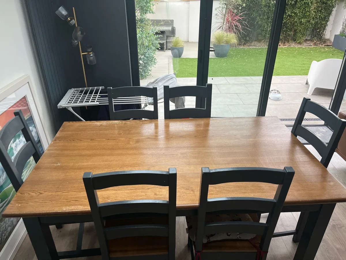 Table and chairs - Image 3