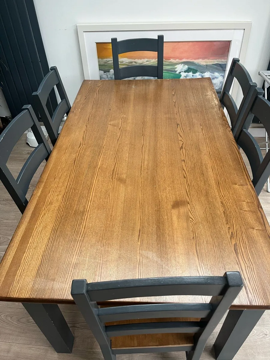 Table and chairs - Image 4