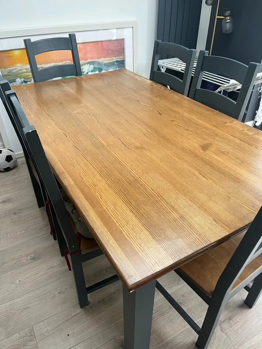 Table and chairs - Image 1