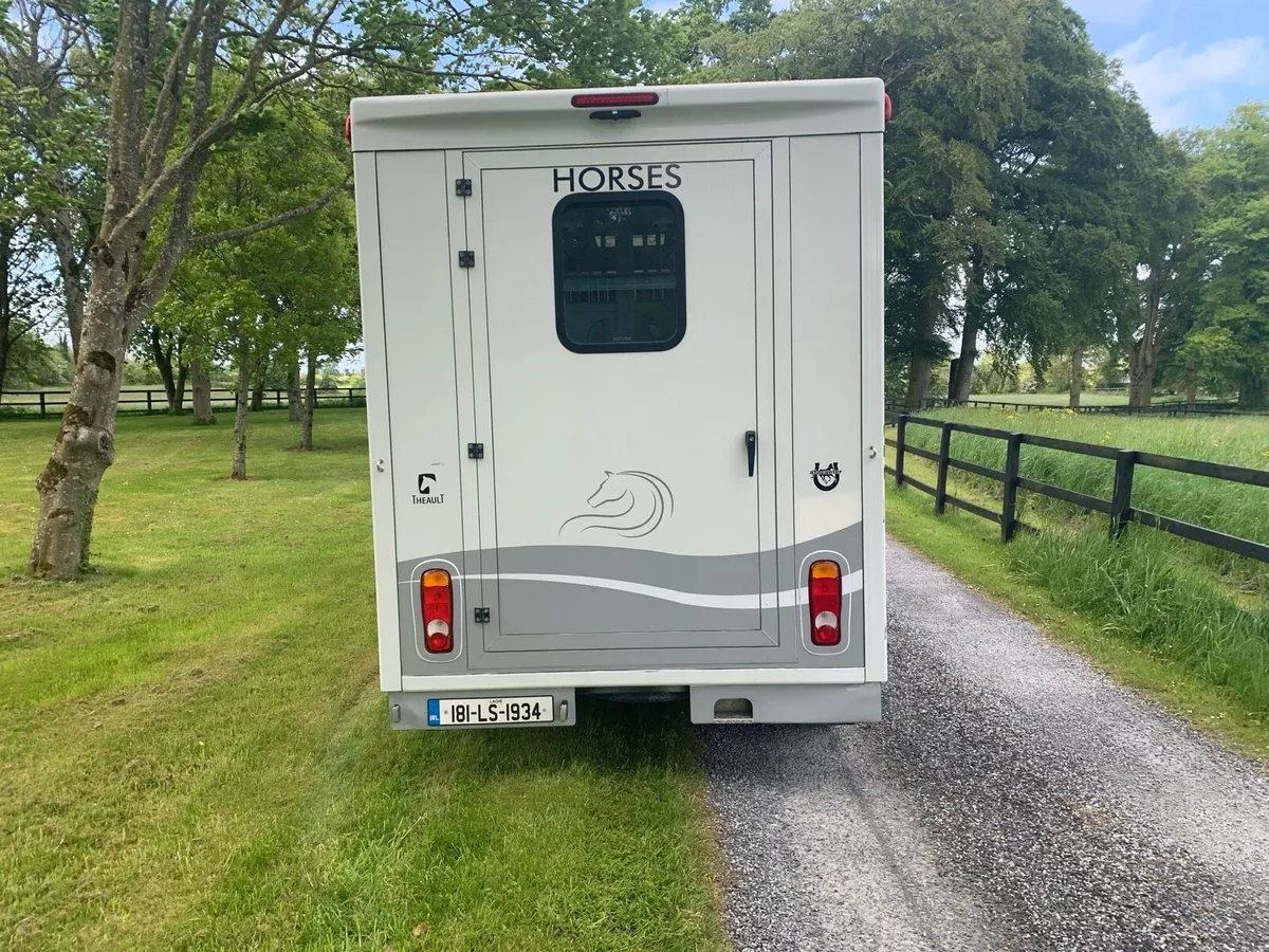 Two horse Theault Peugeot Boxer 2018 - Image 2