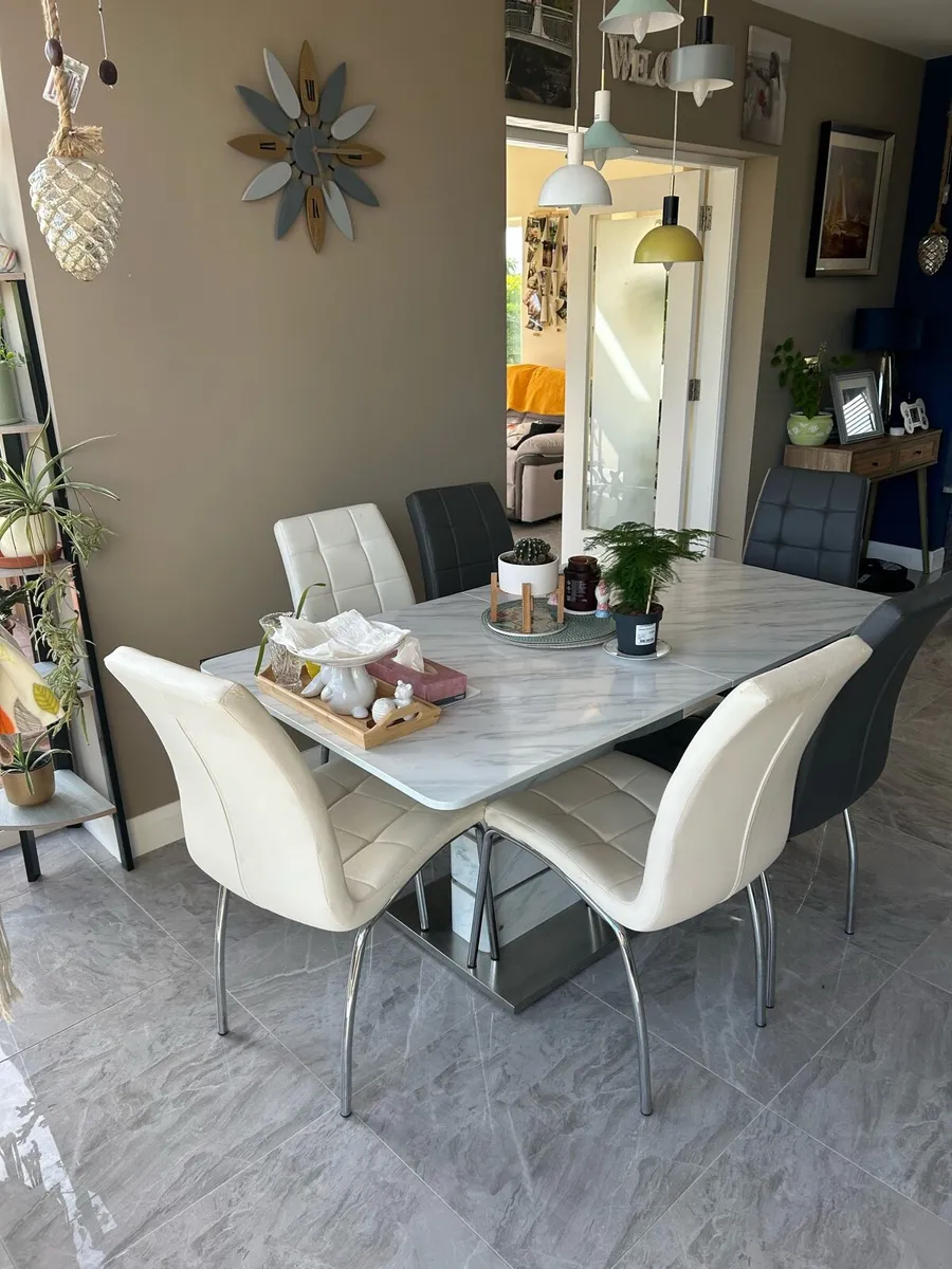 Table and chairs - Image 1