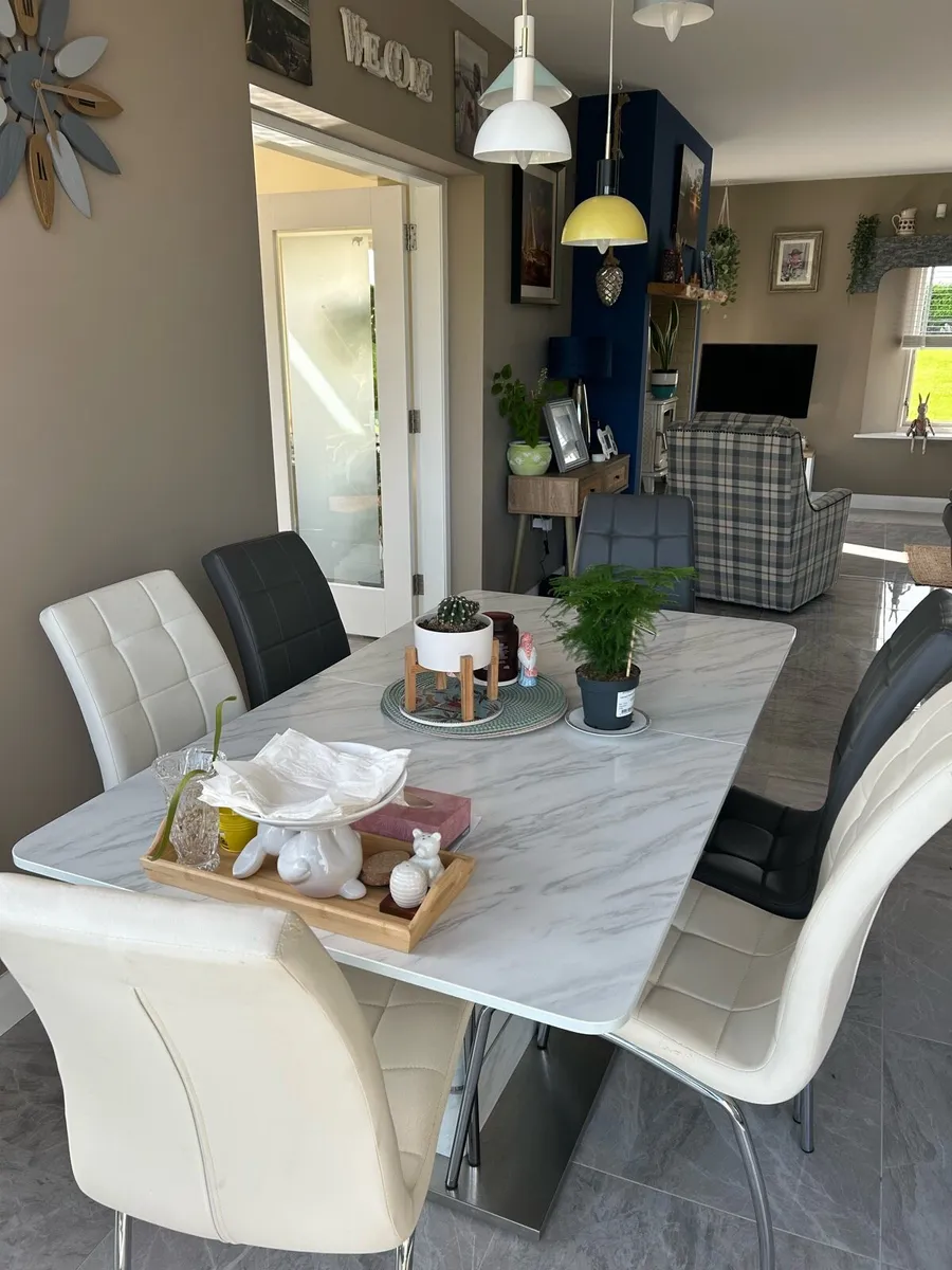Table and chairs - Image 2